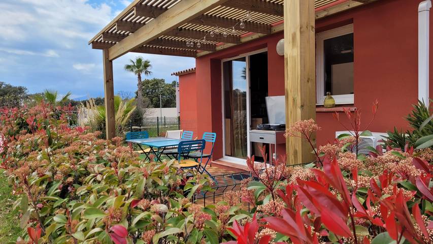 Gîte pour 4 personnes, avec piscine ainsi que terrasse et jardin à Lecci - 3