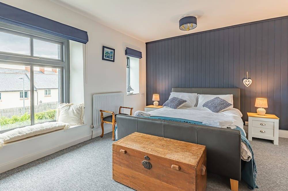 7 Severn Terrace, pet friendly, with open fire in Watchet in Watchet, Somerset
