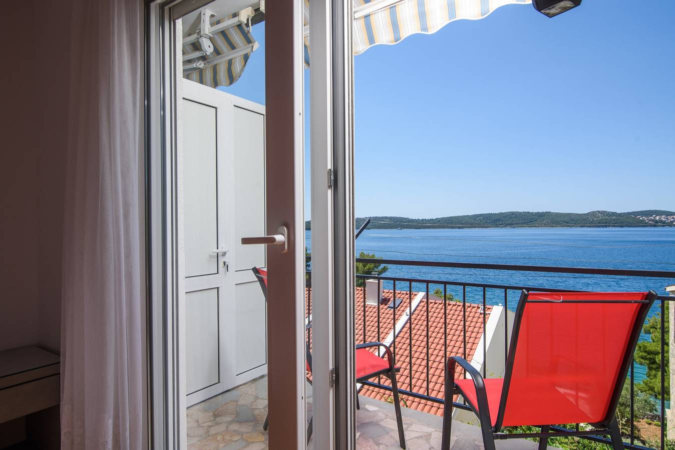 Hel ferieleilighet, A1-apt w shared pool & balcony,next to the beach in Trogir, Čiovo