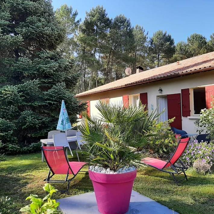 Location de vacances pour 4 personnes, avec Terrasse ainsi que Jardin et Vue à Pindères