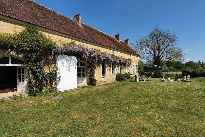 Location de vacances pour 10 personnes, avec jardin à Courcerault