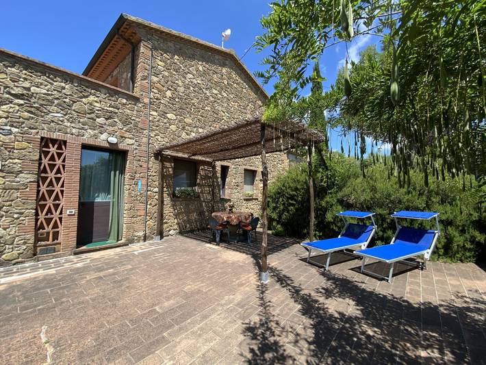 Ferienwohnung für 4 Personen, mit Terrasse und Garten sowie Ausblick in Bibbona