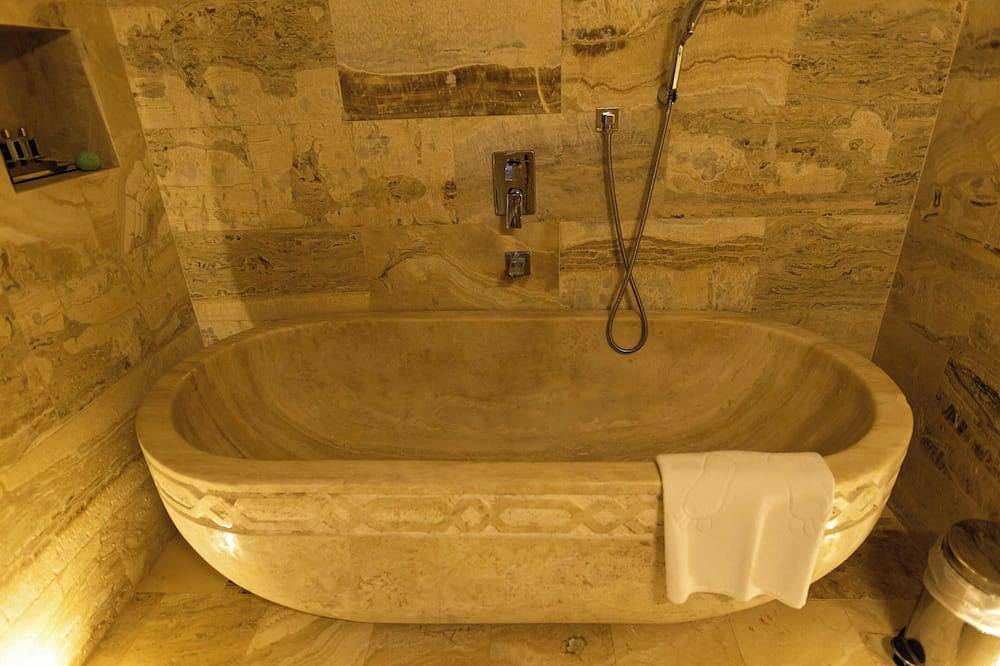 Charming Balloon view Premium Cave Suite with Bathtub 107 in Uçhisar, Nevsehir