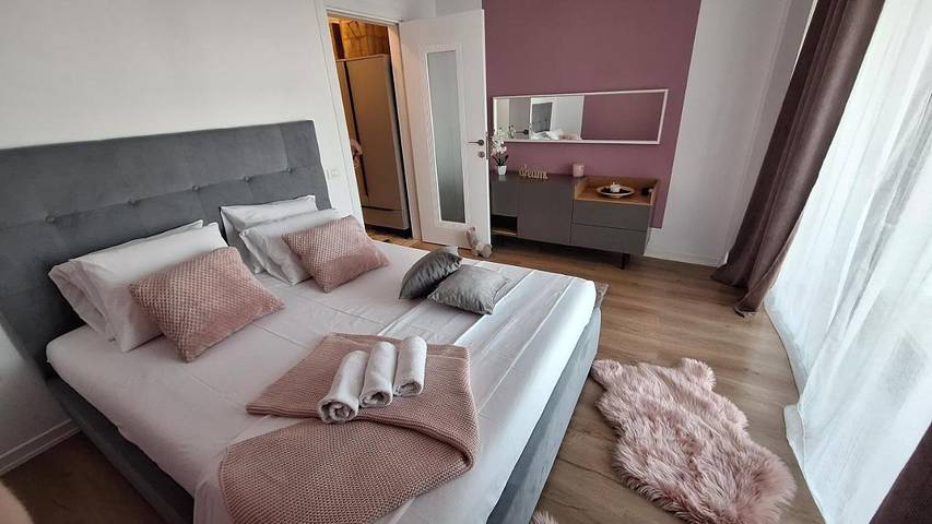 Ferienwohnung für 3 Personen, mit Seeblick und Ausblick sowie Pool und Terrasse in Rumänien