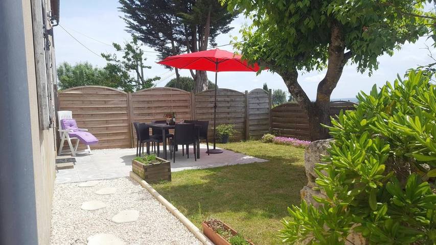 Location de vacances pour 11 personnes, avec Balcon et Terrasse ainsi que Jardin et Vue à Saint-Pierre-d'Aurillac