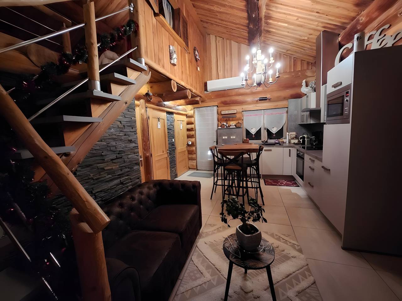 Chalet de ensueño de troncos con spa y cocina de verano in Montmurat, Región de Aurillac