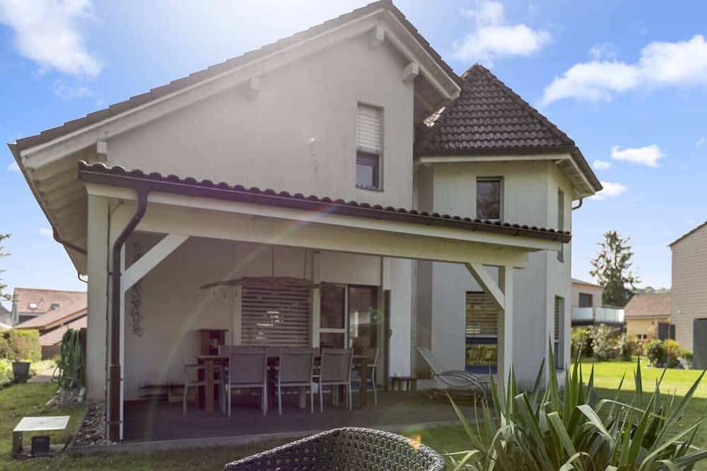 Bright architect-designed villa with private garden in Domdidier, Murtensee & Estavayer-le-Lac Region