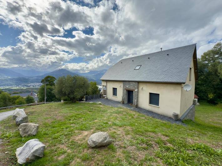 Gîte pour 12 personnes, avec Balcon et Terrasse ainsi que Jardin et Vue à Saint-Pastous