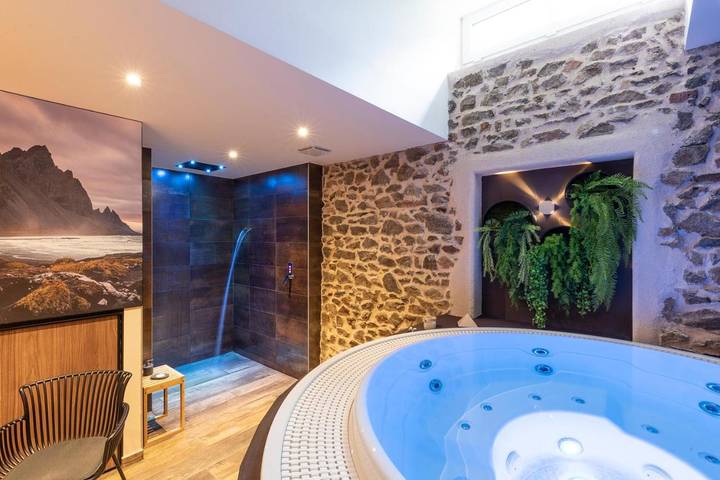 Hôtel pour 4 personnes, avec Terrasse et Jacuzzi ainsi que Jardin et Sauna à Vaux-en-Beaujolais