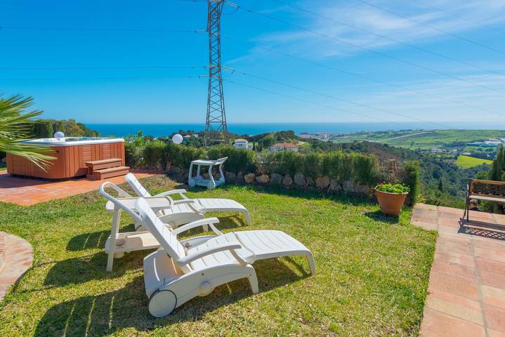 Estudio entero, Ático Estudio 'Roca Penthouse' con vistas al mar, Wi-Fi y aire acondicionado in Estepona, Costa del Sol