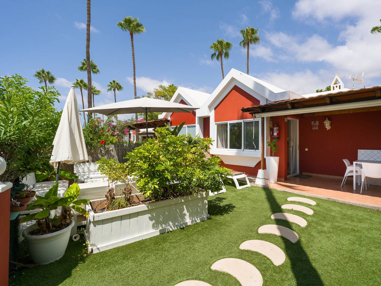 Cozy Bungalow with Private Jacuzzi in Maspalomas  in Campo Internacional, San Bartolomé de Tirajana