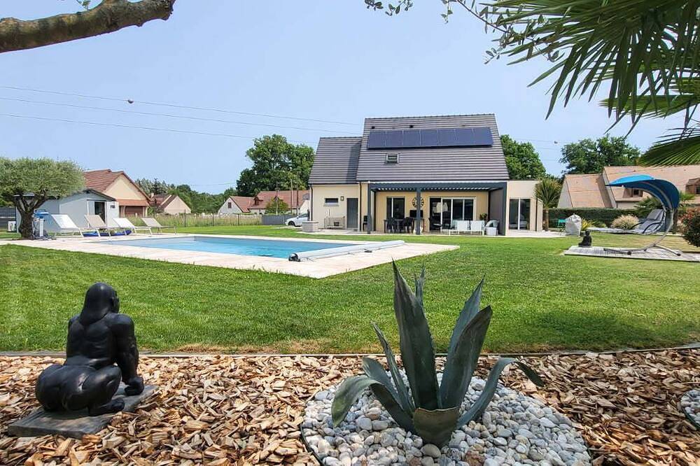 Maison avec piscine à 5 min du circuit, toutes équipées, proche commodités. in Changé, Sarthe