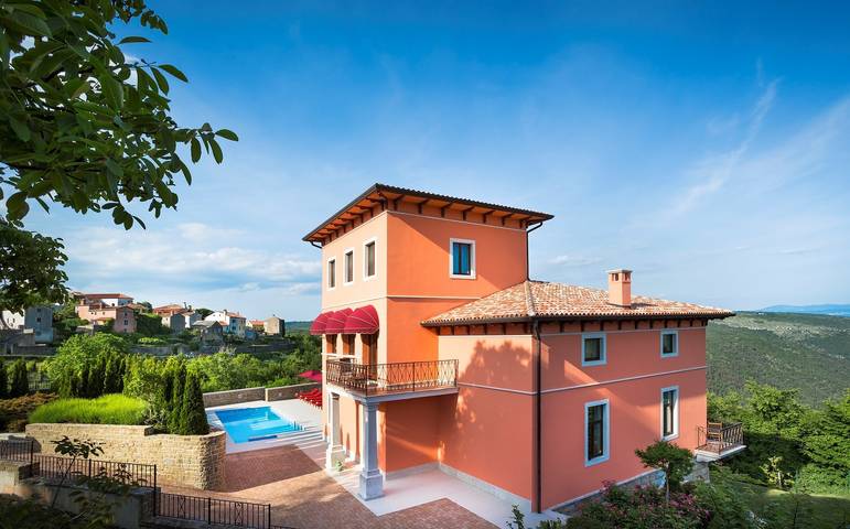 Ferienhaus für 12 Personen, mit Sauna und Pool sowie Garten