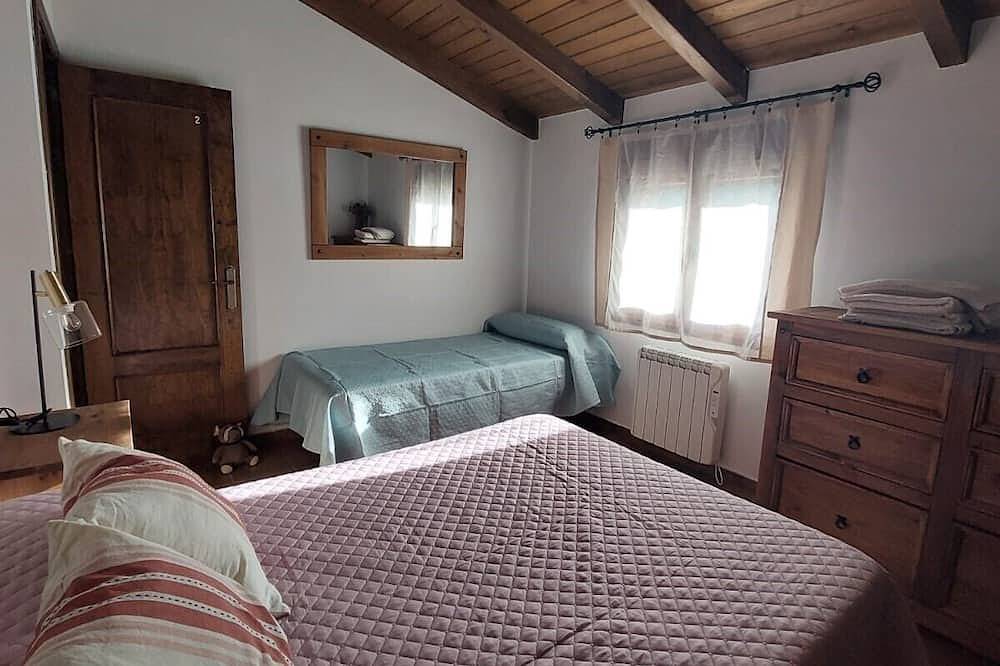 🏡 Charming cottage with fireplace & patio – natural pool just 500m away! 🐶🐱💗 in Pinofranqueado, Cáceres Region