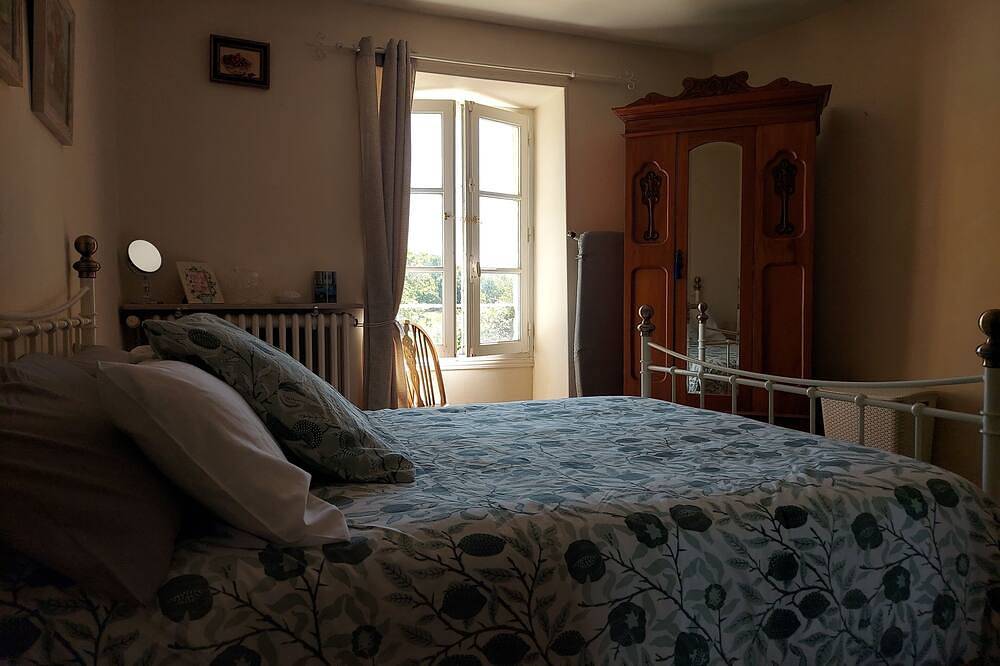 2 Bed House with Mountain View, Garden and Bbq in Confolens, Charente