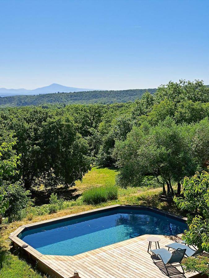 Gîte pour 2 personnes, avec jardin ainsi que vue et piscine, animaux acceptés à Salazac
