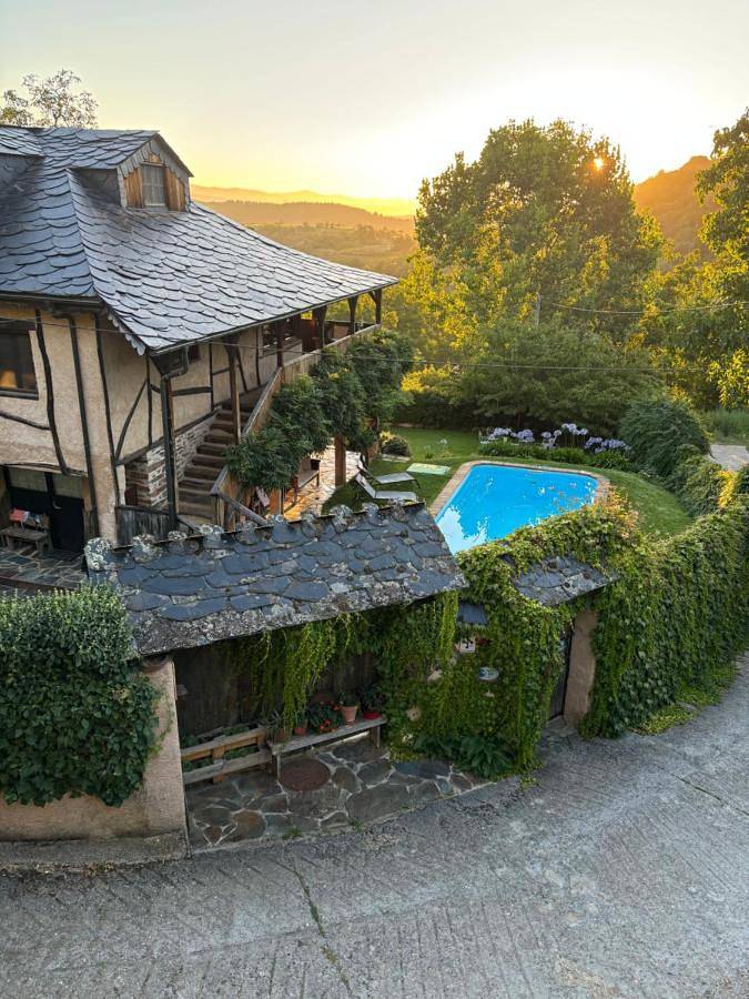 Casa rural para 10 personas, con vistas y terraza además de jardín y piscina, Se admiten mascotas en Ponferrada