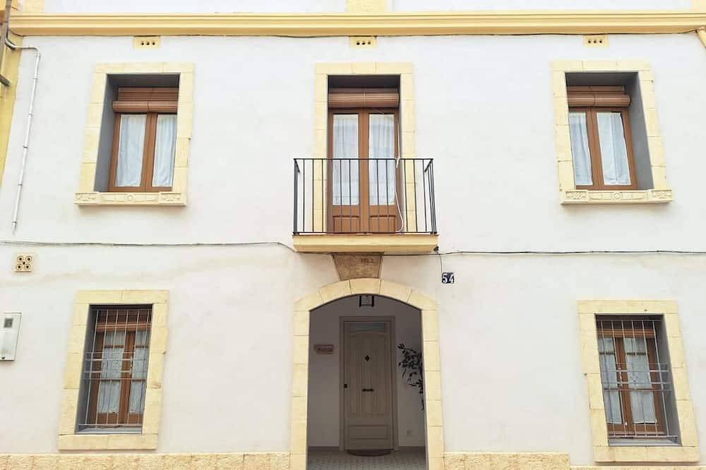Entire apartment, Casa Petricor with 5 double bedrooms in Bellvei, Costa Dorada