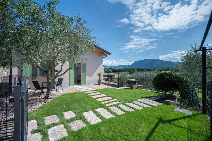 Appartamento per 2 persone, con panorama e giardino nonché terrazza, con animali domestici a Affi