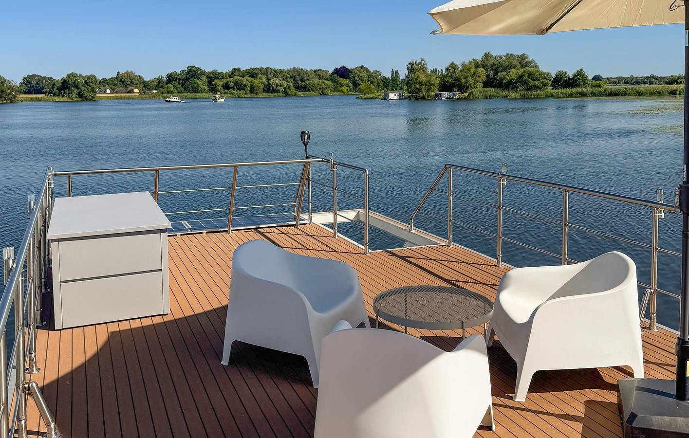 Hausboot mit Seeblick, Terrasse und Garten in der Nähe von Strand und Fluss in Havelsee, Westhavelland