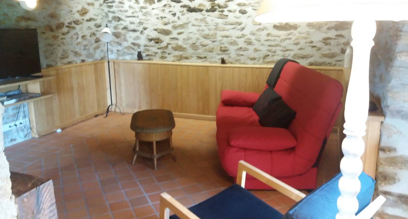 Gîte "Chez Marie", 3 personnes, avec piscine in Cassaniouze, Région d'Aurillac