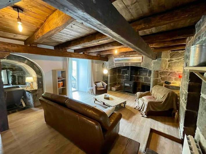 Location de vacances pour 6 personnes, avec Balcon et Terrasse ainsi que Jardin et Vue à Saint-Projet-de-Salers