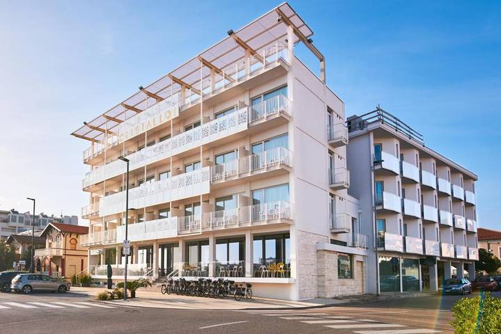 Appart’hôtel pour 4 personnes, avec vue ainsi que jardin et piscine
