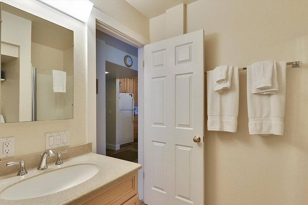 Ganze Wohnung, Ruhige Sommerwohnung weniger als eine Meile von der Basis des Alpine Meadows Resort. Nur 10 Minuten nach Tahoe City. Perfekte Lage für alle Tahoe Summer-Aktivitäten! in Alpine Meadows, Placer County