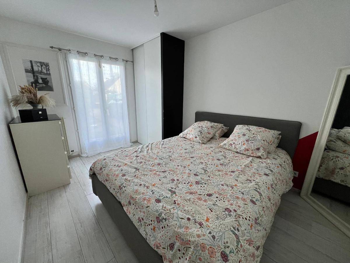 Four-Bedroom House in Montlouis-sur-Loire, Région de Tours