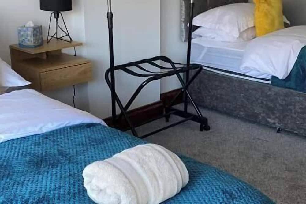 Entire apartment, 7 Person Home Flat w/Parking - Near Swansea Centre in Swansea, Swansea region