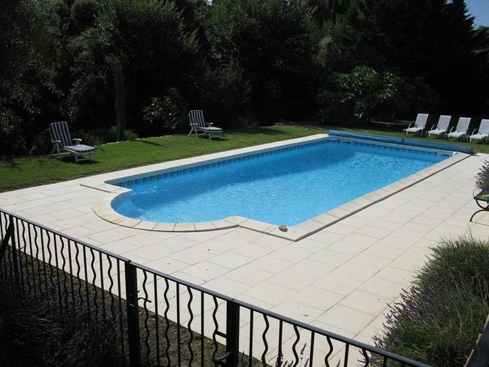 Gîte pour 4 personnes, avec jardin et piscine, adapté aux familles à Vénéjan