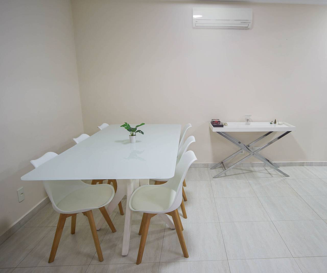 Appartamento intero, Apto completo com wi-fi, ar-cond a 200m da praia in Praia da Enseada (Guarujá), Baixada Santista