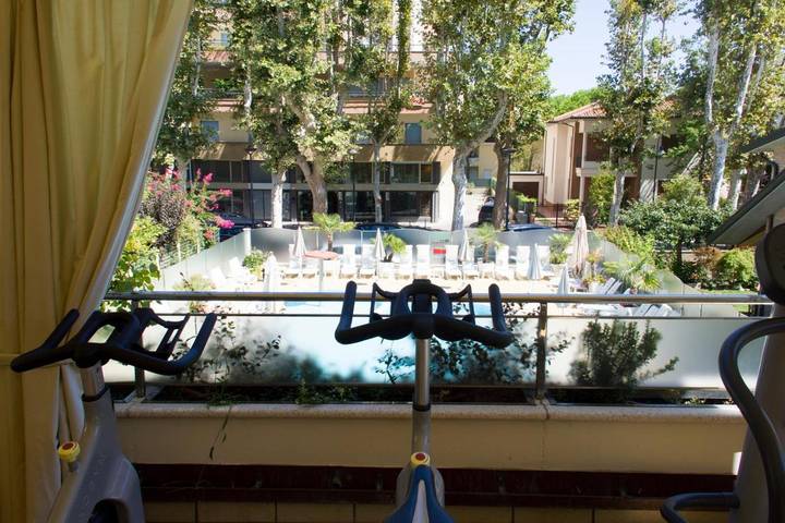 Location de vacances pour 6 personnes, avec bassin pour enfant et jacuzzi ainsi que piscine et balcon à Cervia - 4