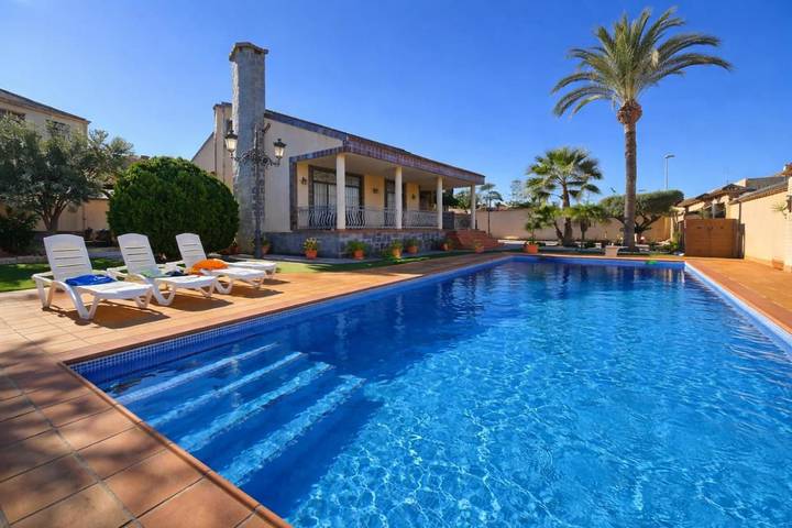 Chalet para 14 personas, con Balcón y Terraza además de Jardín y Piscina en Pilar de la Horadada