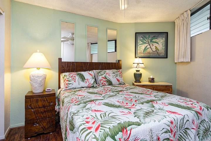 Vacation rental for 4 people, with pool and hot tub as well as yard and balcony in Kailua-Kona