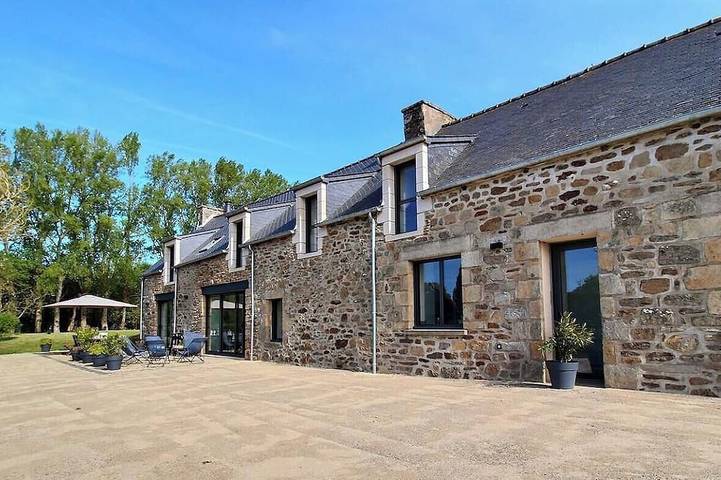 Location de vacances pour 10 personnes, avec jardin et terrasse à Saint-Lormel