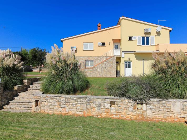 Ferienhaus für 8 Personen, mit Terrasse und Garten sowie Pool