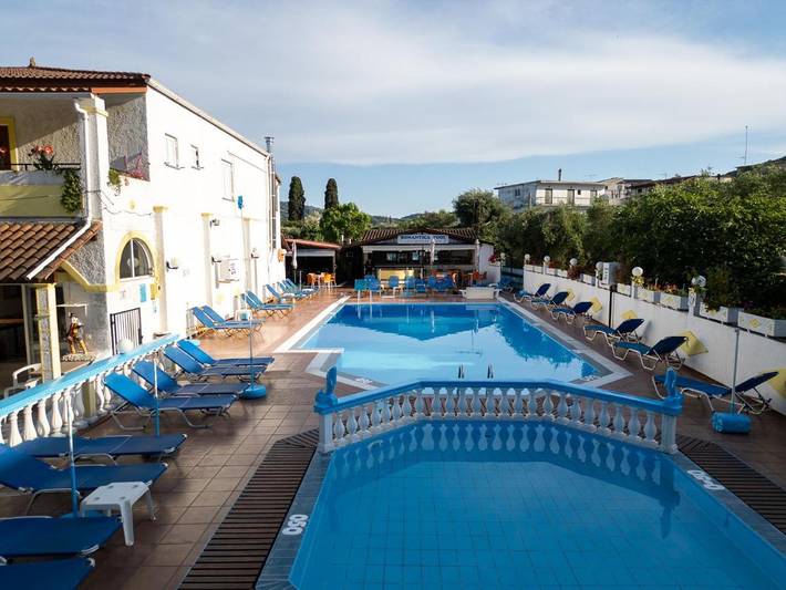 Appart’hôtel pour 2 personnes, avec Balcon et Terrasse ainsi que Piscine et Vue