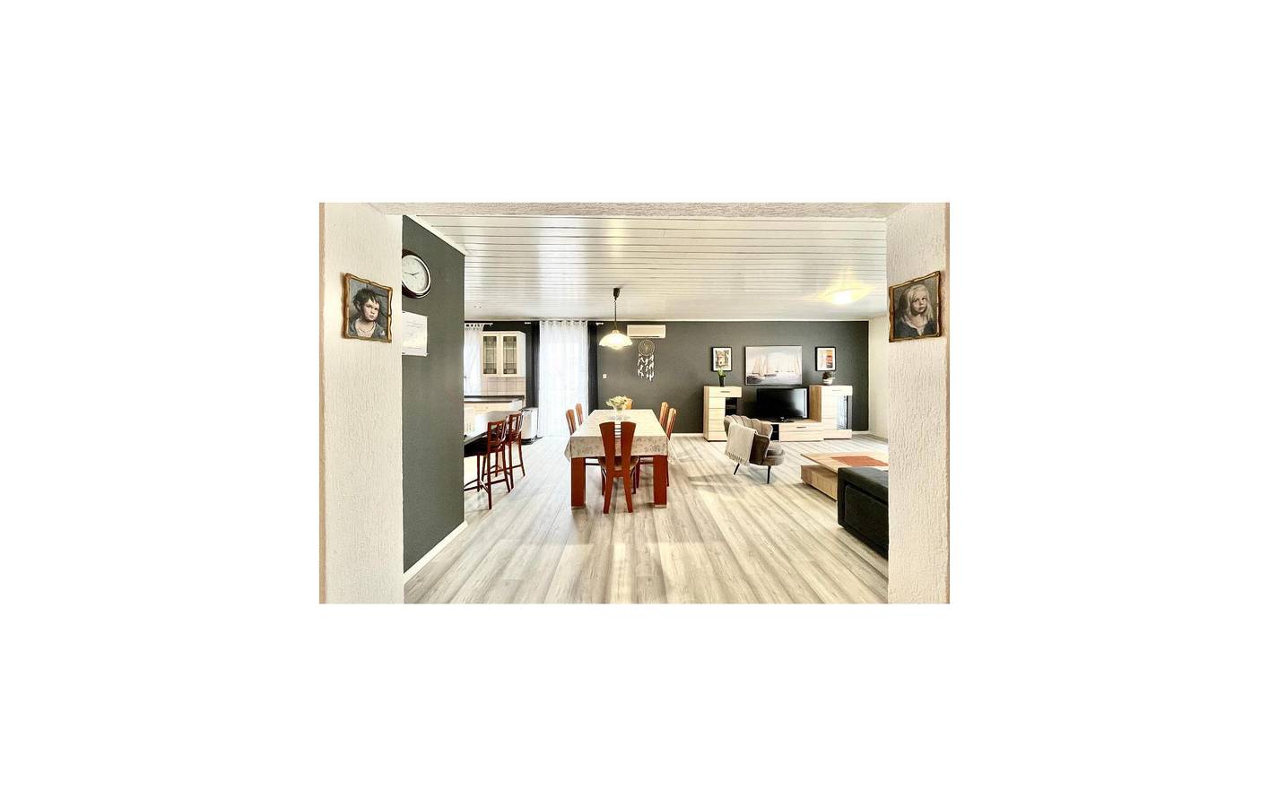 Ganze Ferienwohnung, Geräumige 1-Zimmer-Wohnung mit Terrasse, 500 m vom Strand entfernt in Vodice, Šibenik-Knin