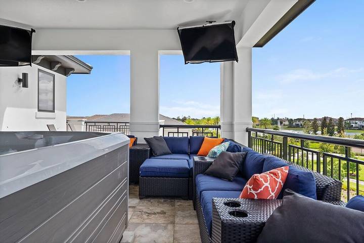 Vacation home for 18 people, with balcony and pool by Disney World