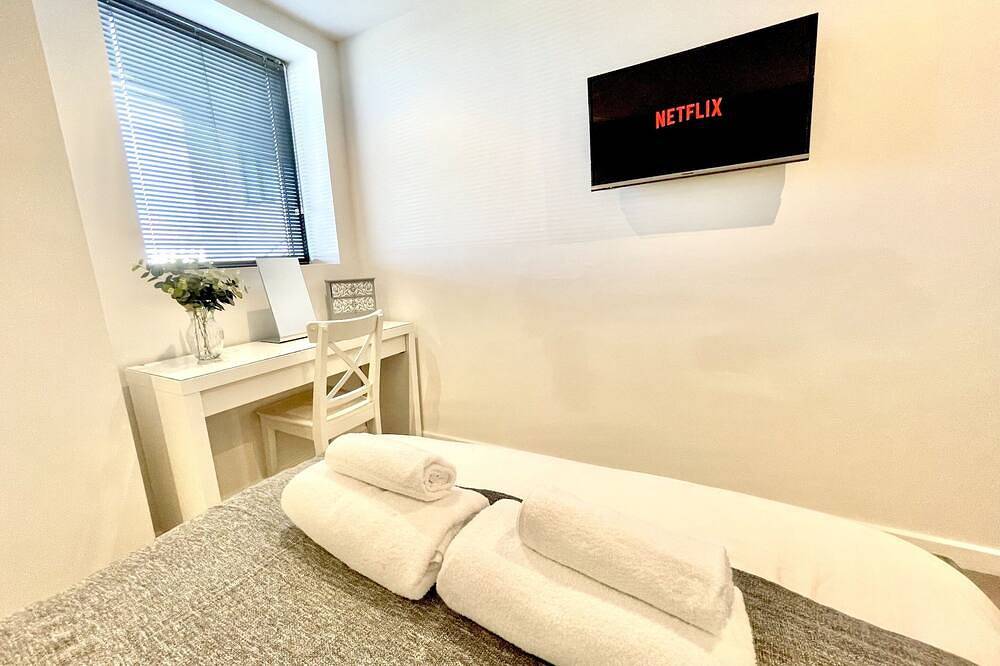 Entire apartment, Apartment Twelve: Modern Living Steps from the Cen in Shrewsbury, Shropshire