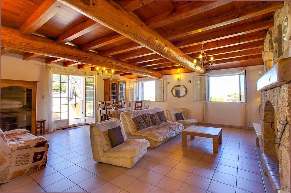 Appartement entier, Haut De Villa, Au Calme, Entre Terre Et Mer, A 10 Min d'Ajaccio in Alata, Région d'Ajaccio