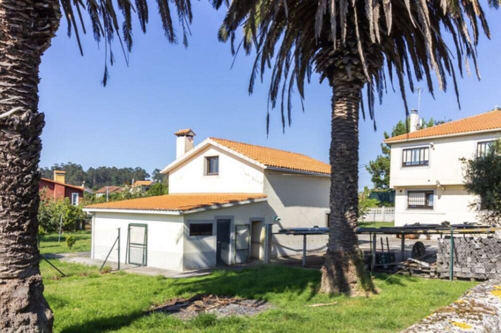 Mera, casa con gran jardín a 300 metros de la playa. in Serantes, Oleiros (Espanha)