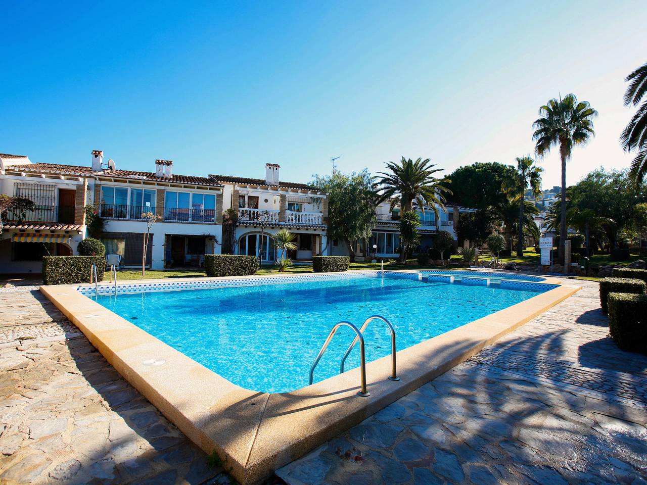 Villa à Denia, 3 chambres, piscine, climatisation, jardin, barbecue, idéale pour familles in Montgo, Dénia