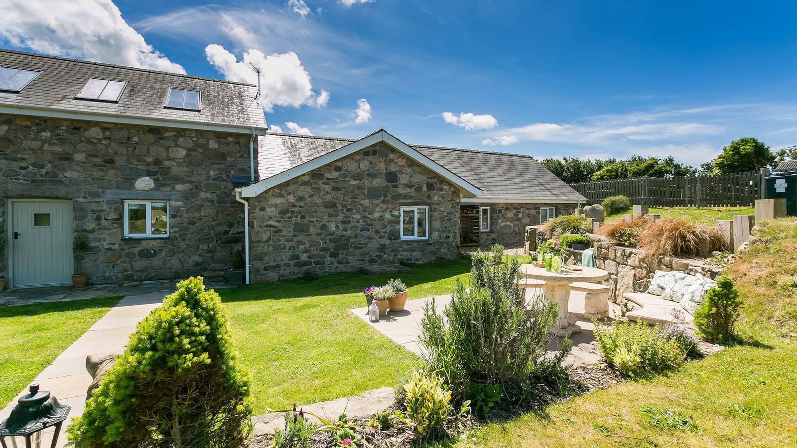 Ysgubor Gwenyn Haf  in Nefyn, Gwynedd