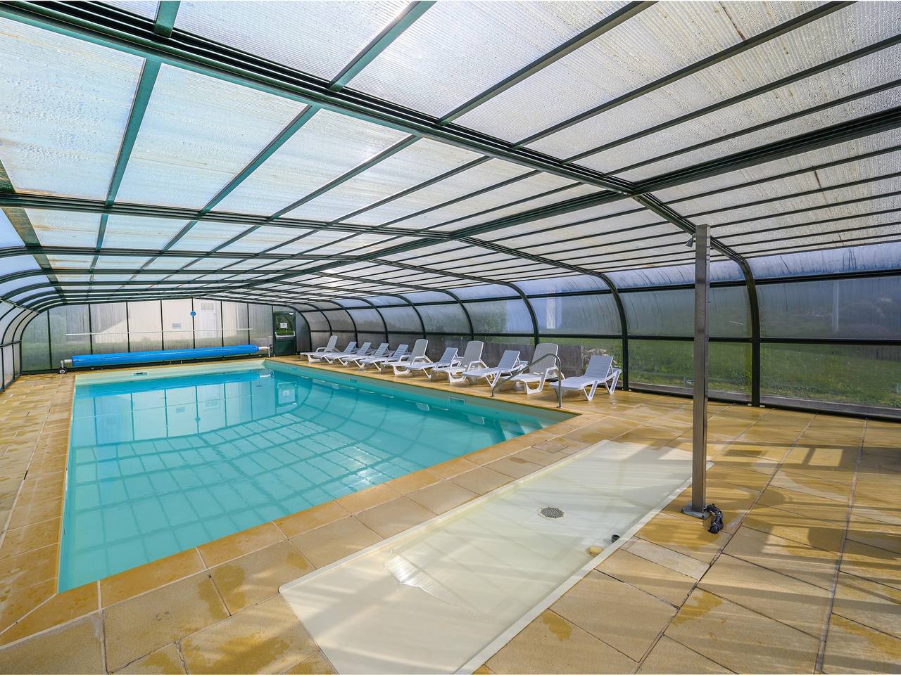Appartement entier, Appartement avec piscine intérieure chauffée in Saint-Nic, Région de Châteaulin