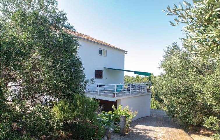 Ganze Ferienwohnung, Reizende Ferienwohnung, 2 km vom Strand entfernt, mit Terrasse und kostenlosen Parkplätzen in Račišće (Dalmatien), Korcula