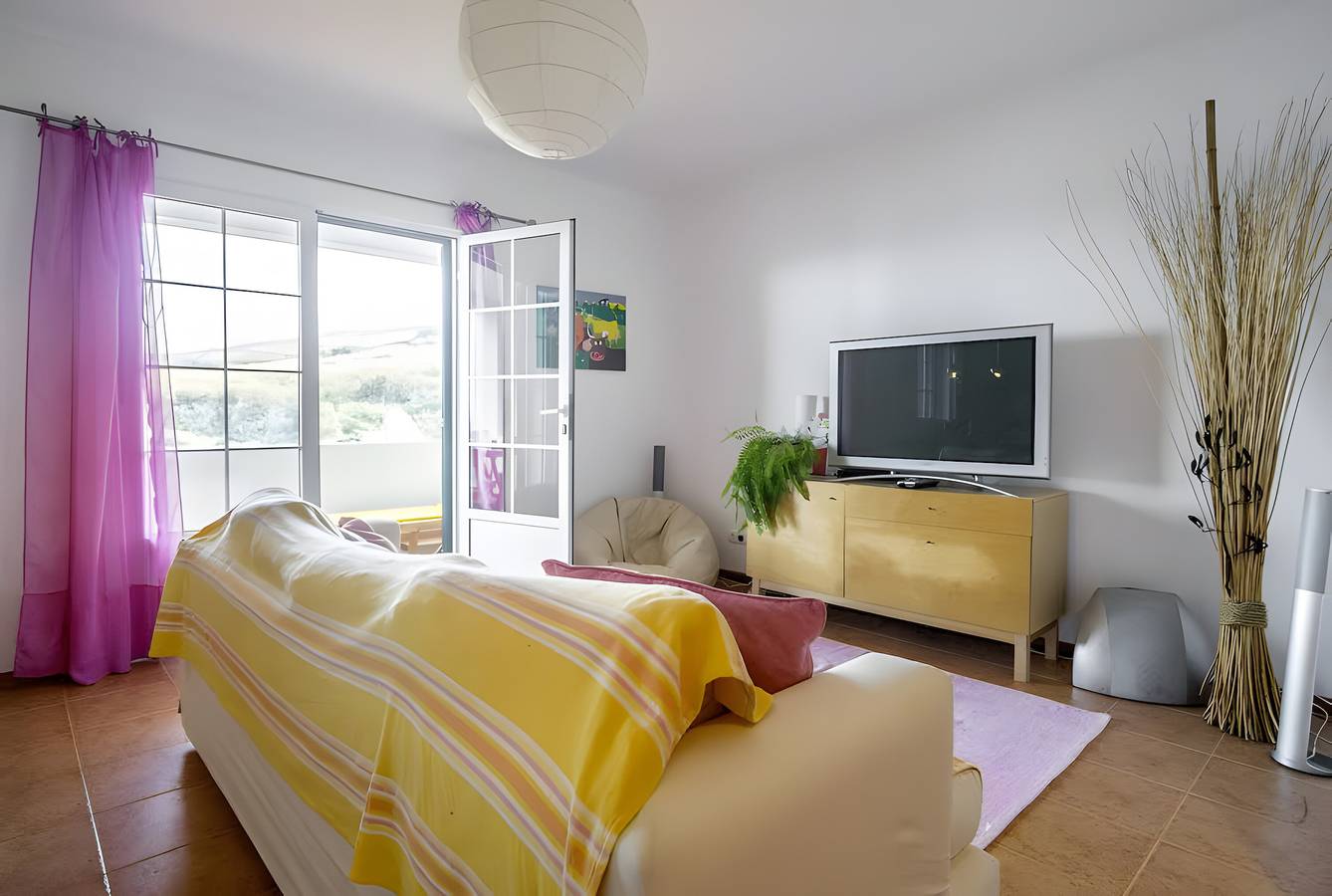 Entire apartment, Apartment 'Beach House - Mountain and Ocean' with Sea View, Balcony and Wi-Fi in São Miguel Island, Porto Formoso