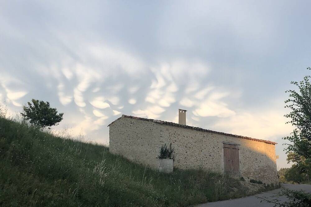 Huis met prachtig uitzicht op de Provençaalse heuvels, omgeven door drie meren in Esparron-de-Verdon, Regionaal natuurpark van de Verdon