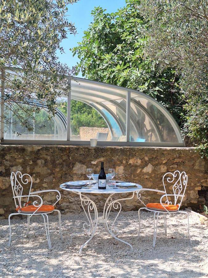 Location de vacances pour 2 personnes, avec terrasse ainsi que piscine et jardin à Saint-Julien-de-Peyrolas - 3